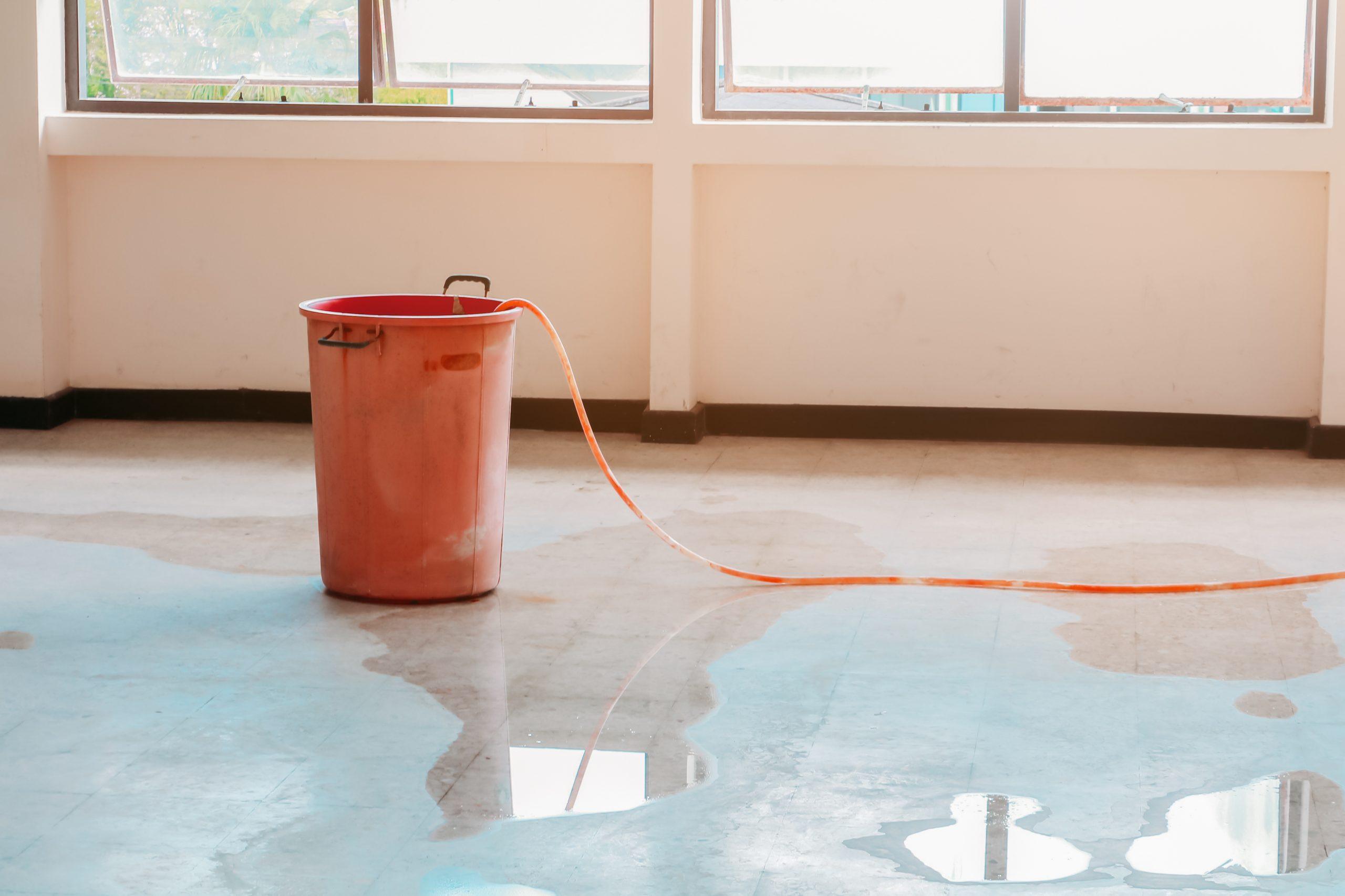 Arieggiare casa per ridurre l'umidità e l'acqua sul pavimento
