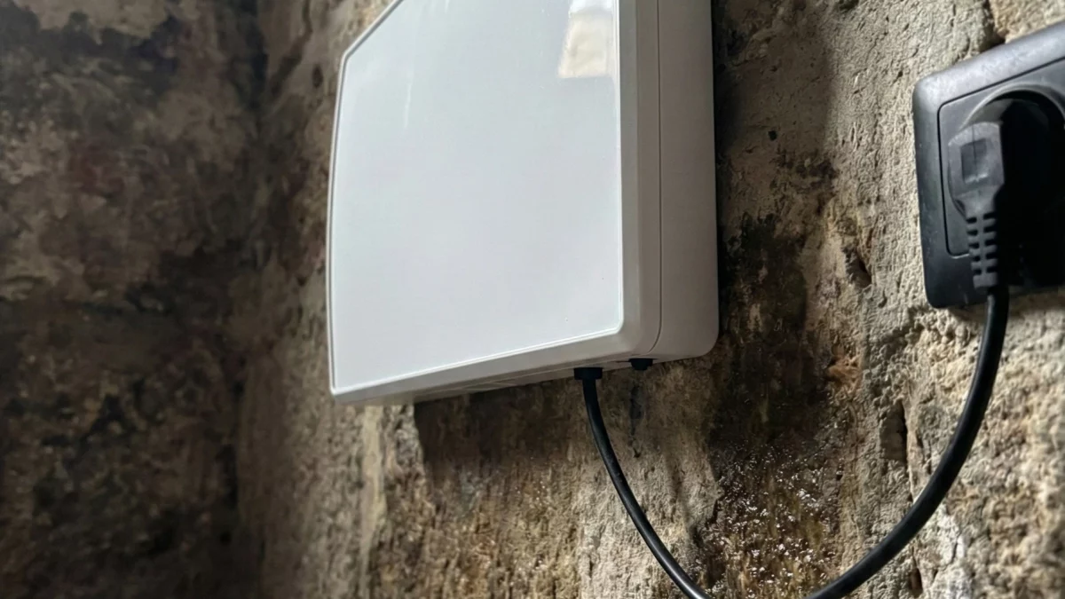 Apparecchio ATE montato su muro in pietra con problemi di umidità