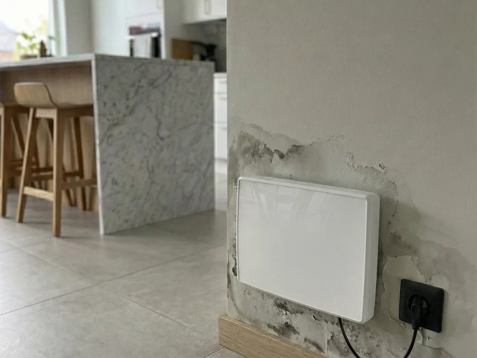 Dispositivo ATE installato su muro umido con tracce di umidità visibili