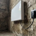 Apparecchio ATE montato su muro in pietra con problemi di umidità